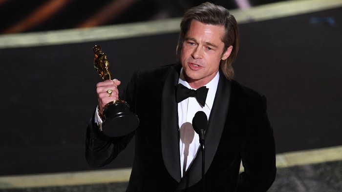 HOLLYWOOD, CALIFORNIA - FEBRUARY 09: (L-R) Regina King presents the Actor in a Supporting Role award for Once Upon a Time...in Hollywood to Brad Pitt onstage during the 92nd Annual Academy Awards at Dolby Theatre on February 09, 2020 in Hollywood, California. (Photo by Kevin Winter/Getty Images)