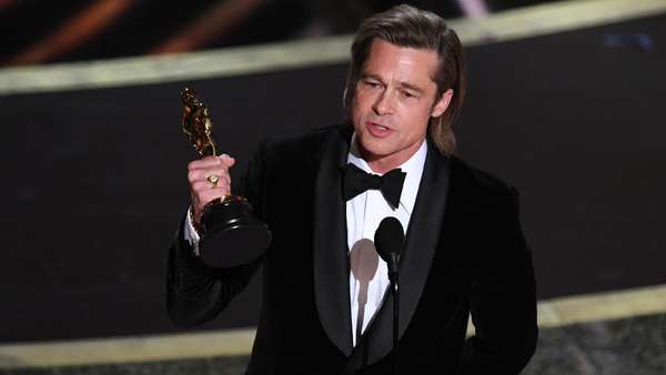 Meme-able! Pose Kocak Brad Pitt Usai Juara Oscar 2020 Meme-able! Pose Kocak Brad Pitt Usai Juara Oscar 2020