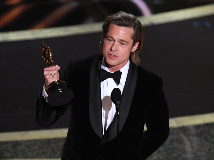 HOLLYWOOD, CALIFORNIA - FEBRUARY 09: (L-R) Regina King presents the Actor in a Supporting Role award for Once Upon a Time...in Hollywood to Brad Pitt onstage during the 92nd Annual Academy Awards at Dolby Theatre on February 09, 2020 in Hollywood, California. (Photo by Kevin Winter/Getty Images)