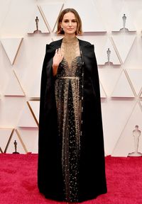 Pesan Menohok di Balik Gaya Glamor Natalie Portman di Oscar 2020