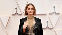 Natalie tampak sangat menawan dengan cape dress hitam. Amy Sussman/Getty Images