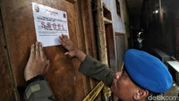 Seorang petugas Satpol PP menyegel Kafe Sinar Jaya di lokalisasi Gang Royal, Penjaringan, Jakarta Utara, Senin (10/2/2020).