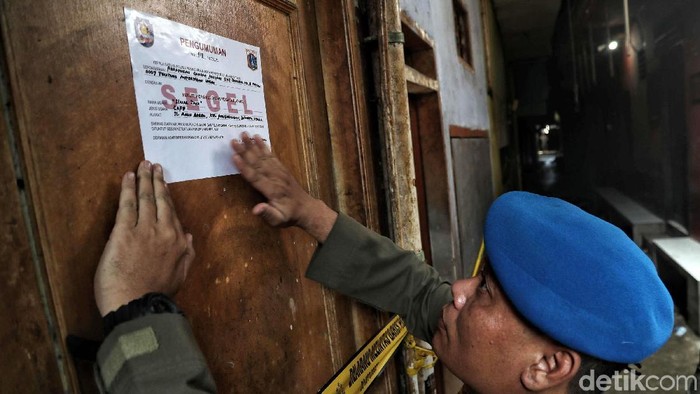 Satpol PP menyegel kafe-kafe di lokalisasi Gang Royal, Penjaringan, Jakarta Utara, Senin (10/2/2020). Penyegelan ini buntut dari kasus prostitusi di Kafe Khayangan yang mempekerjakan ABG sebagai PSK.