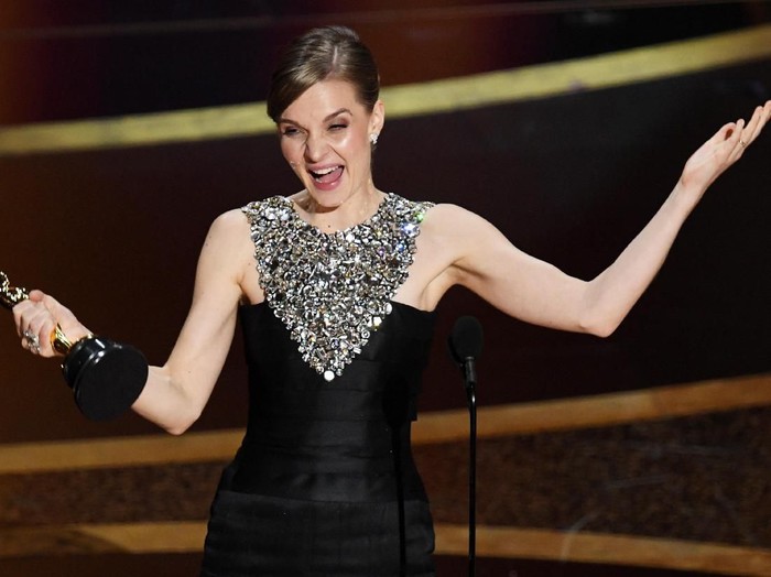 HOLLYWOOD, CALIFORNIA - FEBRUARY 09: Hildur GuÃ°nadÃ³ttir accepts the Music - Original Score - award for Joker onstage during the 92nd Annual Academy Awards at Dolby Theatre on February 09, 2020 in Hollywood, California. (Photo by Kevin Winter/Getty Images)