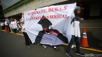 Spanduk hingga poster tuntutan dibentangkan di depan Kemdikbud.