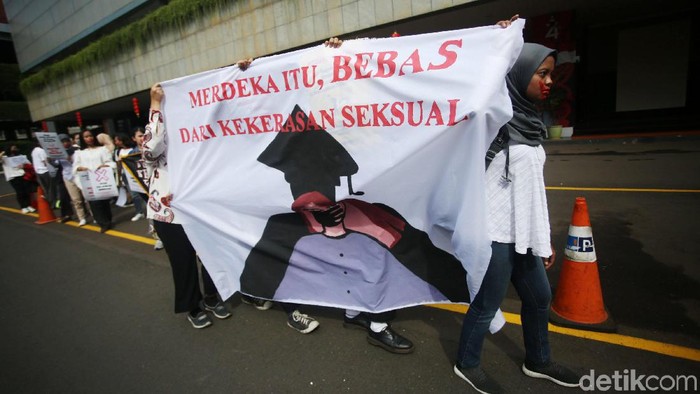 Gerakan Perempuan Anti Kekerasan (Gerak Perempuan) menggelar aksi di Kementerian Pendidikan dan Kebudayaan (Kemdikbud), Senin (10/2/2020). Aksi tersebut digelar dalam rangka menuntut Kemdikbud untuk menindak tegas pelaku kekerasan seksual di lingkungan kampus.