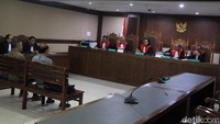 Sidang kali ini beragendakan pembacaan dakwaan.