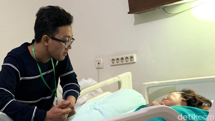 Endi menunggu istrinya Silvi yang masih dirawat usai tertimpa pohon di Sleman