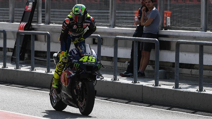Monster Energy Yamahas Italian rider Valentino Rossi leaves the pit lane during the first day of the pre-season MotoGP winter test at the Sepang International Circuit in Sepang on February 7, 2020. (Photo by Mohd RASFAN / AFP)