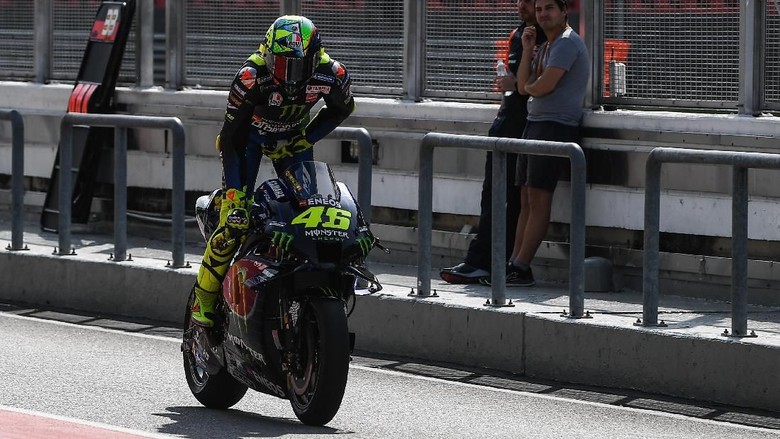 Tes MotoGP 2020 Monster Energy Yamahas Italian rider Valentino Rossi leaves the pit lane during the first day of the pre-season MotoGP winter test at the Sepang International Circuit in Sepang on February 7, 2020. (Photo by Mohd RASFAN / AFP)