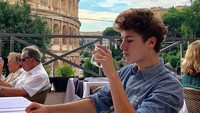 Youtuber yang satu ini juga sering berlibur ke luar negeri, seperti pada momen liburannya ke Italia ini ia manfaatkan dengan bersantap di samping bangunan Colosseum. Foto: Instagram @eljuanpazurita