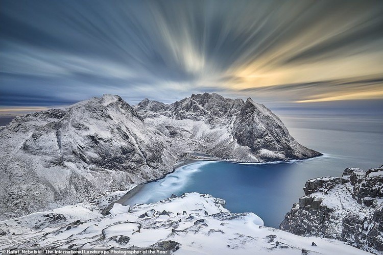 Dari cahaya aurora hingga pegunungan dramatis ditampilkan dalam deretan juara lomba foto lansekap internasional 2020. Yuk, intip potret keindahannya.