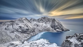 Dari Norwegia, ada pemandangan indah yang diambil di Pantai Kvalvika. Foto ini diambil oleh Rafal R. Nebelski dari Polandia. Rafal R. Nebelski/The International Landscape Photographer of The Year.