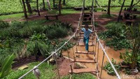 Jembatan gantung jadi salah satu tempat bermain favorit anak-anak di Taman Kembang Kerep tersebut.