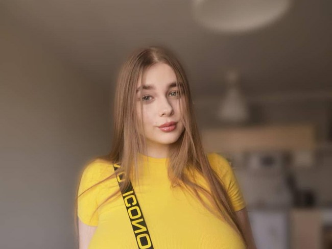 Selebgram bernama Lucy Laistner kerap pamer foto-foto seksi di Instagram hingga ia jadi viral. Ia tampaknya bangga dengan dada yang berukuran tak wajar itu. Di balik kepopulerannya, Lucy menjadi kontroversi.  Foto: dok. Instagram