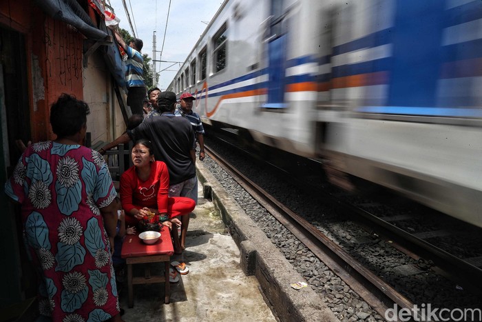 Satpol PP Segel Lokalisasi Gang Royal Satpol PP menyegel kafe-kafe di lokalisasi Gang Royal, Penjaringan, Jakarta Utara, Senin (10/2/2020). Penyegelan ini buntut dari kasus prostitusi di Kafe Khayangan yang mempekerjakan ABG sebagai PSK.