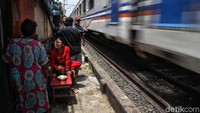 Penertiban dan penyegelan ini merupakan buntut dari terbongkarnya kasus prostitusi di Kafe Khayangan yang mempekerjakan ABG sebagai PSK.