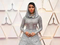 Mewah, Aktris Ini Pakai Gaun Bertabur 168 Ribu Kristal di Oscar 2020