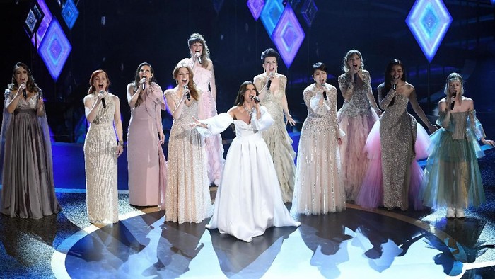 HOLLYWOOD, CALIFORNIA - FEBRUARY 09: Idina Menzel (C) and fellow singers such as Gisela Castellan, Lisa Stokke, Anna Buturlina,  and Maria Lucia Rosenberg perform onstage during the 92nd Annual Academy Awards at Dolby Theatre on February 09, 2020 in Hollywood, California. (Photo by Kevin Winter/Getty Images)