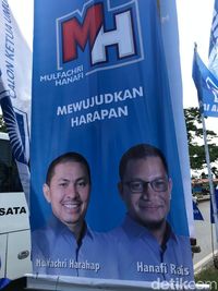 Perang Spanduk di Kongres PAN: Zulhas 'Lanjutkan', Asman Abnur 'Perubahan'