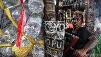 Sejumlah anak vespa ekstrem beristirahat usai melakukan perjalanan dari Lombok di kawasan Ancol, Jakarta Utara, Senin (10/2).