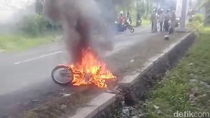 sepeda motor terbakar