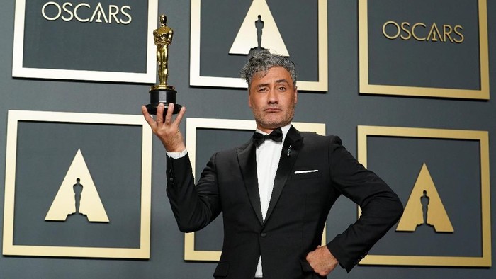 HOLLYWOOD, CALIFORNIA - FEBRUARY 09: Taika Waititi, winner of Best Adapted Screenplay for Jojo Rabbit, poses in the press room during the 92nd Annual Academy Awards at Hollywood and Highland on February 09, 2020 in Hollywood, California. (Photo by Rachel Luna/Getty Images)