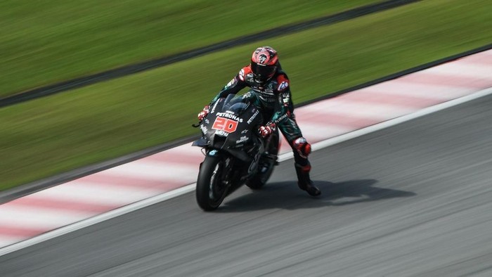 Petronas Yamaha SRTs French rider Fabio Quartararo dangles his leg as he breaks for a corner during the last day of the pre-season MotoGP winter test at the Sepang International Circuit in Sepang on February 9, 2020. (Photo by MOHD RASFAN / AFP)