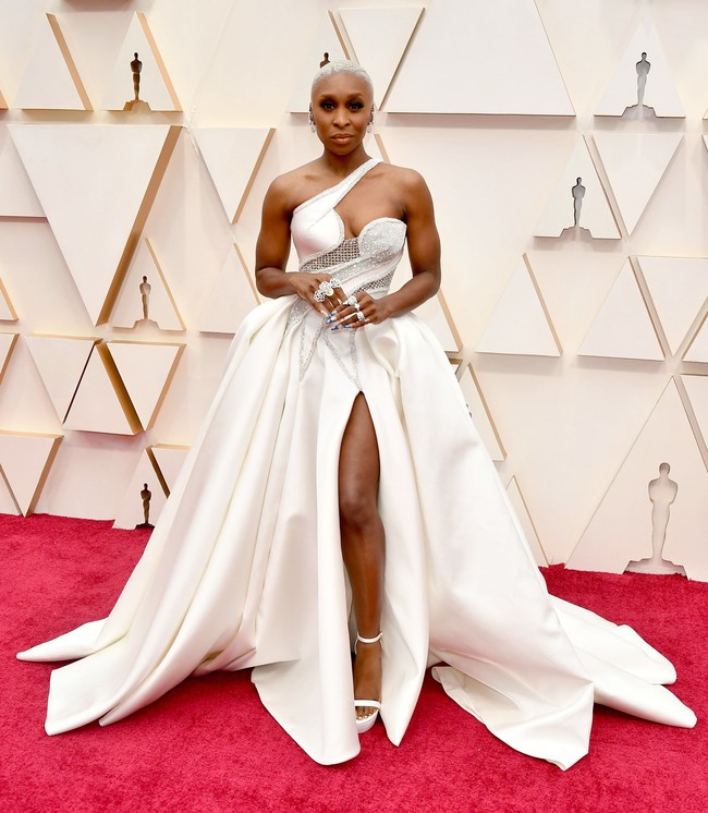 Aktris Cynthia Erivo menghadiri Academy Awards ke-92 atau Oscar 2020 yang digelar di Dolby Theatre, Los Angeles, California, AS, Minggu (9/2/2020) atau Senin pagi WIB. Ia sukses menebar pesonanya dalam balutan gaun putih Versace dengan neckline asimetris. (Foto: Amy Sussman/Getty Images)