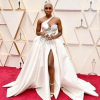 Aktris Cynthia Erivo menghadiri Academy Awards ke-92 atau Oscar 2020 yang digelar di Dolby Theatre, Los Angeles, California, AS, Minggu (9/2/2020) atau Senin pagi WIB. Ia sukses menebar pesonanya dalam balutan gaun putih Versace dengan neckline asimetris. (Foto: Amy Sussman/Getty Images)