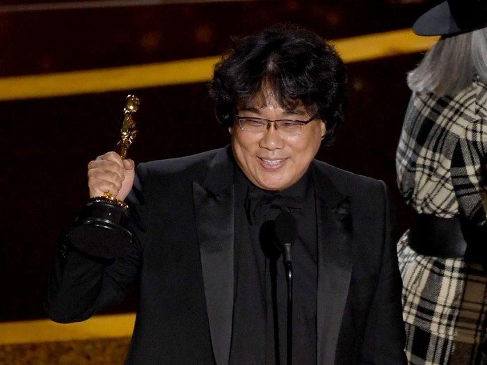 Parasite HOLLYWOOD, CALIFORNIA - FEBRUARY 09: Bong Joon-ho accepts the Writing - Original Screenplay - award for Parasite onstage during the 92nd Annual Academy Awards at Dolby Theatre on February 09, 2020 in Hollywood, California. (Photo by Kevin Winter/Getty Images)
