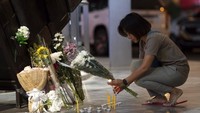 Bunga dan lilin itu ramai diletakkan oleh warga sejak Minggu (9/2) malam. AP Photo/Wason Wanichakorn.