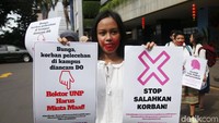 Gerakan Perempuan Anti Kekerasan (Gerak Perempuan) melakukan aksi di depan Gedung A Kemdikbud, Jalan Jenderal Sudirman, Jakarta Pusat, Jakarta Pusat, Senin (10/2/2020).