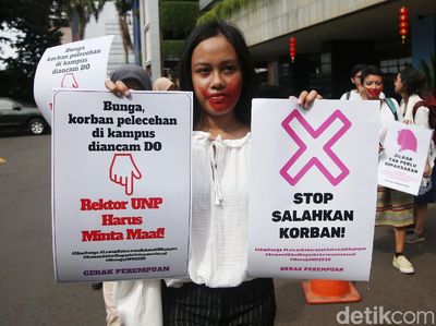 Para Perempuan Aksi Tolak Kekerasan Seksual di Kemendikbud