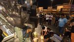 Bunga dan Lilin Hiasi Lokasi Penembakan Brutal di Thailand