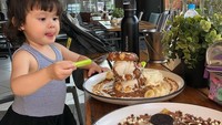 Pancake, es krim, dan cokelat jadi dessert favorit Bridgia nih. Lihat saja ekspresinya yang tak sabar menyantap semua yang ada di hadapannya. Foto: Instagram septriasaacha