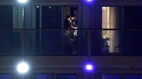 Setelah dikarantina selama 5 hari, para penumpang dan kru kapal menjalani tes pemeriksaan virus corona.