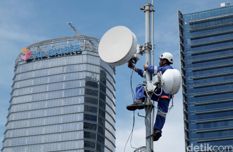 Teknisi XL Axiata memeriksa perangkat BTS di kawasan Rasuna Said, Jakarta, Senin (10/2/2020). XL Axiata Tbk berhasil meraih pendapatan sebesar Rp 25,15 trilliun atau meningkat sembilan persen dibandingkan tahun sebelumnya, yang didorong oleh peningkatan pendapatan layanan sebesar 15 persen YoY, dan pertumbuhan pendapatan tersebut melampui pendapatan rata-rata industri.