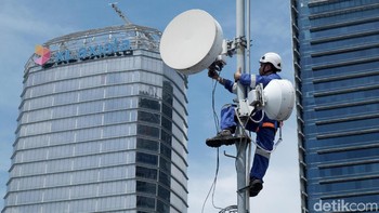 Teknisi XL Axiata memeriksa perangkat BTS di kawasan Rasuna Said, Jakarta, Senin (10/2/2020).
