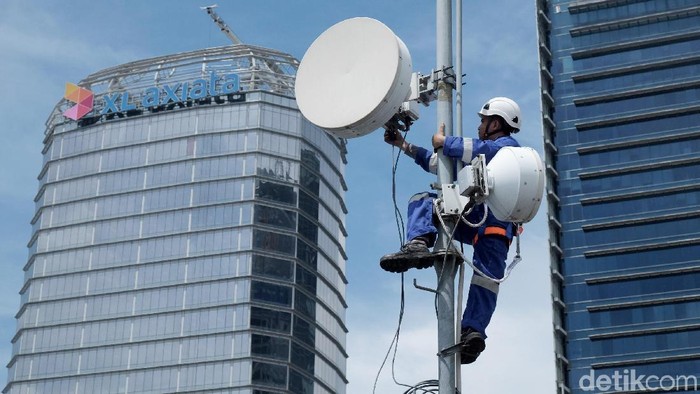 Pertumbuhan Pendapatan XL Axiata Teknisi XL Axiata memeriksa perangkat BTS di kawasan Rasuna Said, Jakarta, Senin (10/2/2020). XL Axiata Tbk berhasil meraih pendapatan sebesar Rp 25,15 trilliun atau meningkat sembilan persen dibandingkan tahun sebelumnya, yang didorong oleh peningkatan pendapatan layanan sebesar 15 persen YoY, dan pertumbuhan pendapatan tersebut melampui pendapatan rata-rata industri.