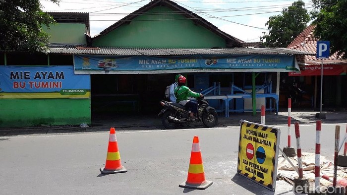 Pemilik Mi Ayam Bu Tumini meninggal dunia pada Jumat (7/2). Terpantau warungnya di Jalan Imogiri Timur, Yogyakarta, masih tutup hingga hari ini.