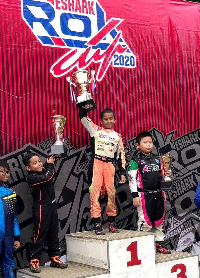 Pencapaian pembalap belia Qarrar Firhand di putaran 1 Kejurnas Gokart bertajuk Eshark Rok 2020 menuai hasil yang gemilang. Ia pun berhasil naik podium dan sabet gelar juara.
