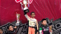 Qarrar tampil cemerlang saat lomba di kelas Kadet di Minggu siang itu. Bungsu dari empat bersaudara pasangan Firhand Ali dan Aimma Fatimah ini melaju bukan tanpa kendala. Ia memang harus berjuang keras hingga akhirnya bisa mencapai yang terbaik di kelas Kadet setelah bertarung ketat dan mengalahkan Ghibran Raditya Febrian yang finis di posisi kedua dan Micha Vino Satrio yang menempati posisi ketiga di belakang Al. Foto: dok. Tanada Racing
