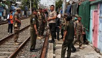 Personel gabungan TNI, Polri, dan Satpol PP disiagakan saat proses penertiban dan penyegelan dilakukan.