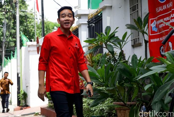 Putra Presiden Joko Widodo, Gibran Rakabuming Raka tiba di DPP PDIP Jakarta. Kedatangannya itu untuk menjalani uji kelayakan dan kepatutan Pilkada Solo.