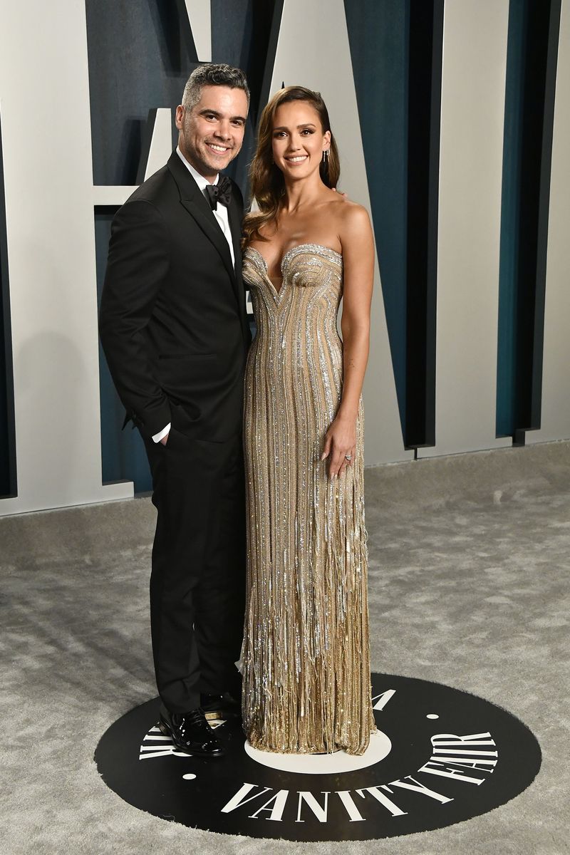 BEVERLY HILLS, CALIFORNIA - FEBRUARY 09: (L-R) Cash Warren and Jessica Alba attend the 2020 Vanity Fair Oscar Party hosted by Radhika Jones at Wallis Annenberg Center for the Performing Arts on February 09, 2020 in Beverly Hills, California. (Photo by Frazer Harrison/Getty Images)
