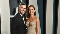 Dalam acara tersebut, Jessica Alba, membawa suaminya Cash Warren. Frazer Harrison/Getty Images