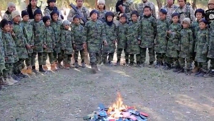 Video pembakaran paspor hijau dan merah oleh anak-anak ISIS. (Dok Media Sosial)