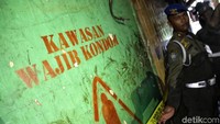 Saat ini lokalisasi Gang Royal pun sudah dipasangi garis polisi. Lokalisasi Gang Royal Tamatlah Riwayatmu Kini!