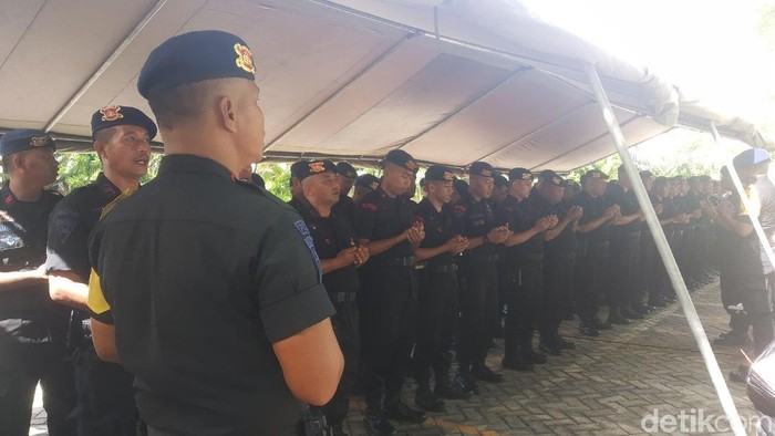Ratusan brimob yang merupakan BKO dari Polda Sulsel menggelar zikir sebelum bertugas mengamankan Kongres PAN di Kota Kendari, Sulawesi Tenggara (Sultra).